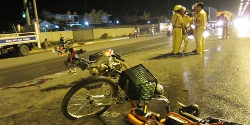 Xe máy đâm xe đạp điện, ba người thương vong trong đêm
