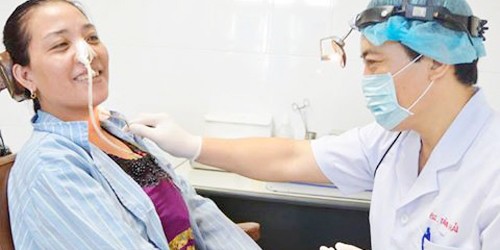 Bệnh nhân Nguyễn Thị Tiến được kiểm tra sức khỏe tại bệnh viện sau nhiều ngày phẫu thuật
