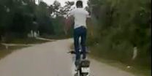 Nghệ An truy tìm nam thanh niên “làm xiếc“ trên xe máy