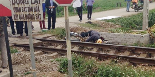 Hiện trường vụ tai nạn người đàn ông tử vong khi băng qua đường sắt