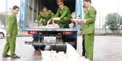 Bắt giữ xe tải chở 5000 gói mỳ chính không rõ nguồn gốc