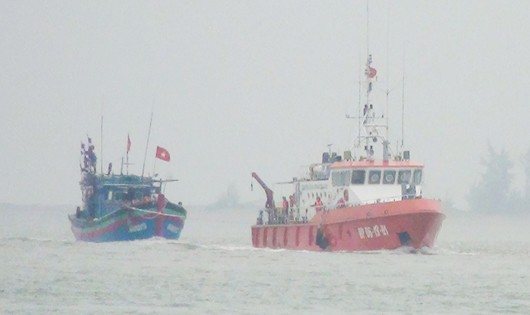 Biên phòng Nghệ An cứu 9 thuyền viên tàu cá gặp nạn