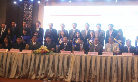 Ký kết biên bản thỏa thuận hợp tác phát triển du lịch các tỉnh, thành phố Bắc - Nam Trung bộ