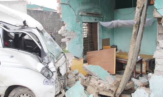 Nghệ An: Xe tải đâm sập tường nhà, hai bà cháu thoát nạn