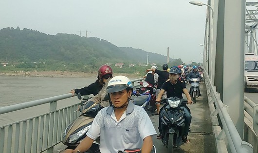 Cầu Bến Thủy nơi người phụ nữ để lại túi xách ôm con lao xuống sông tự tử