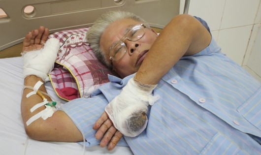 Ông Nguyễn Quang Lộc đang điều trị tại bệnh viện
