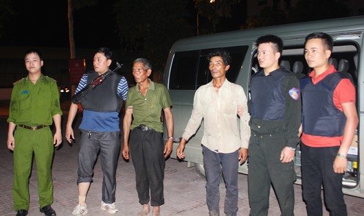 Cảnh sát truy nã dẫn giải thành công hai đối tượng trốn nã tại Lào về Việt Nam