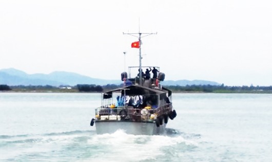 Tàu tìm kiếm của Hải đội 2 (BĐBP Nghệ An) tiếp tục lên đường tìm kiếm.