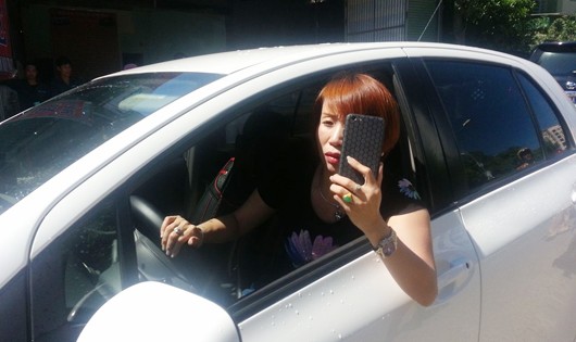 Nữ tài xế "cố thủ" trong xe dùng điện thoại quay CSGT