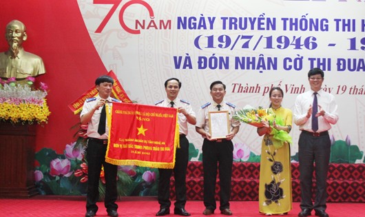Phó Chủ tịch UBND tỉnh Lê Xuân Đại thừa ủy quyền trao Cờ thi đua của Thủ tướng Chính phủ cho Cục THADS Nghệ An