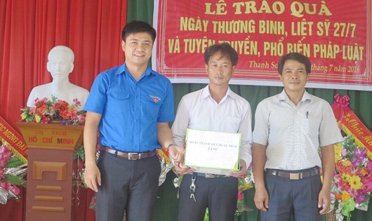 Chánh Văn phòng Đoàn Thanh niên Bộ Tư pháp Trịnh Xuân Tùng tặng tủ sách pháp luật cho xã Thanh Sơn 