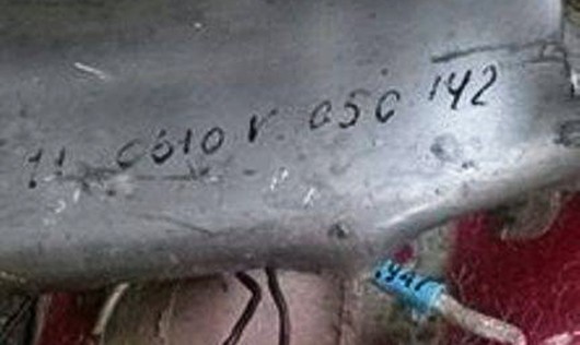 Mảnh vỡ do ngư dân trục vớt dưới biển trong lúc đánh bắt cá nghi của Su-30MK2.