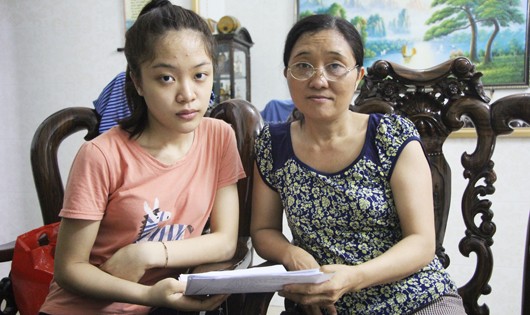 Hai mẹ con Hương Ly với lá thư gửi Bộ Công an xem xét