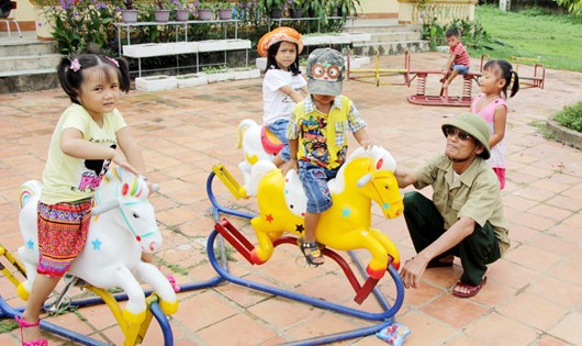Trẻ vui chơi tại Trường mầm non xã Quỳnh Tân (ảnh D.Hòa)