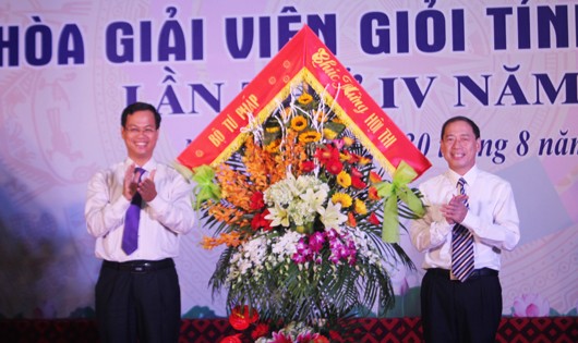 ​TS Đỗ Xuân Lân, Vụ trưởng Vụ PBGDPL tặng lẵng hoa chúc mừng của Bộ Tư pháp 