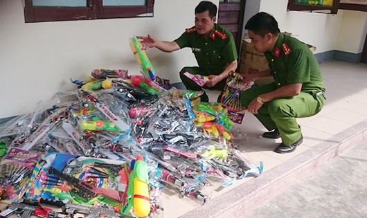 Lực lượng chức năng thu giữ được lượng lớn đồ chơi bạo lực trẻ em