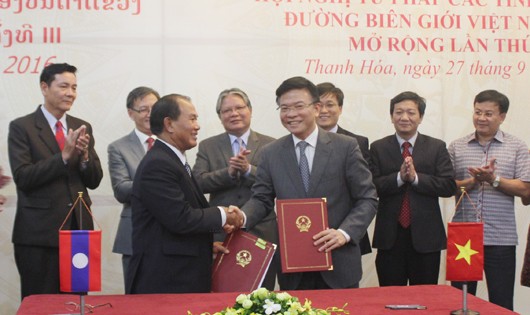 Bộ trưởng Lê Thành Long và Bộ trưởng Xay-xỉ-xẳn-ti-vông ký kết biên bản thỏa thuận về việc triển khai Dự án Hỗ trợ Học viện Tư pháp Lào
