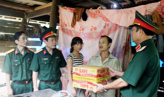 Thiếu tướng Nguyễn Hữu Truyền phó tham trưởng Quân khu tặng quà gia đình anh Trần Văn Sinh thôn Bình Phúc, xã Lộc Yên, huyện Hương Khê.