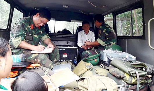 Lực lượng y tế Sư đoàn 324 khám chữa bệnh cho người dân vùng lũ Hương Khê
