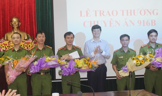 Phó chủ tịch UBND tỉnh Lê Xuân Đại tặng hoa chúc mừng ban chuyên án