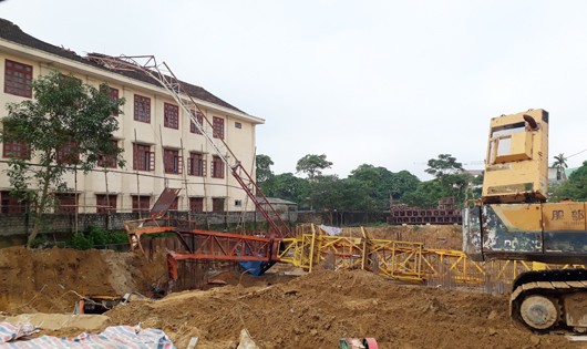 Hiện trường công trình xây dựng không phép, cần cẩu tháp đổ sập đè trường học khiến một học sinh tử vong 