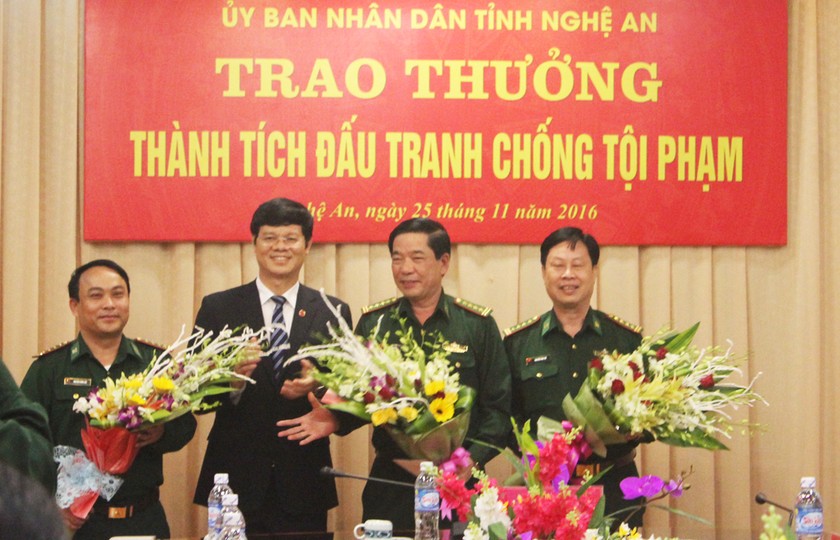 Phó chủ tịch Lê Xuân Đại tặng hoa chúc mừng và thưởng nóng Ban chuyên án