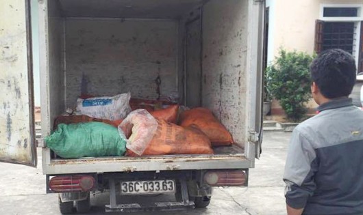 426kg mỡ động vật được bỏ trong 11 bao tải chở trên xe khách bị phát hiện bắt giữ