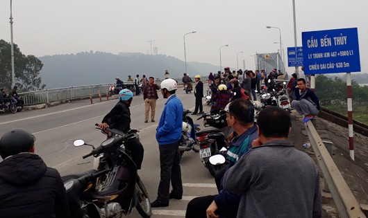 Người dân huyện Nghi Xuân tập trung tại cầu Bến  Thủy 1 đòi bỏ việc thu phí BOT trong 4 ngày qua.