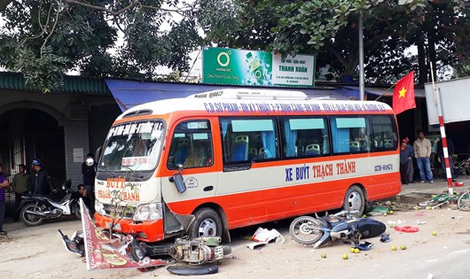Hiện trường xe bus mất lái tông hai xe máy đâm người đi bộ tử vong.