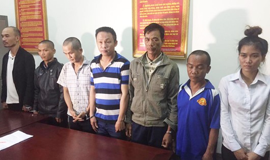 7 đối tượng trốn nã bị bắt di lí về Nghệ An để thụ án