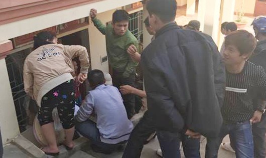 Người phụ nữ lạ mặt bị người dân vây bắt đưa vào trụ sở UBND thị trấn Mường Xén.