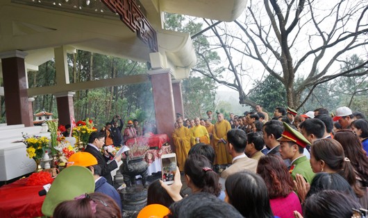 Hằng trăm người đến dự lễ dâng cặp bánh chưng 700kg lên thân mẫu Chủ tịch Hồ Chí Minh
