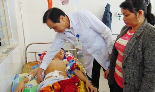 Nạn nhân Hào đang điều trị tại bệnh viện (ảnh Báo Nghệ An)