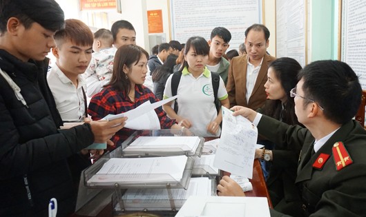 Người dân xứ Nghệ đổ xô đi làm hộ chiếu, giấy thông hành đầu năm