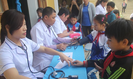 Đoàn công tác Bệnh viện Sản nhi Nghệ An thực hiện khám sàng lọc tại xã Hạnh Dịch. 
