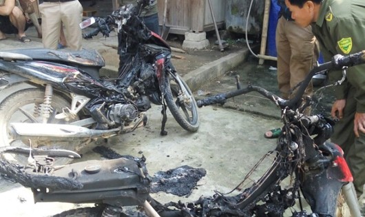 Hai chiếc xe máy bị đốt cháy trụi