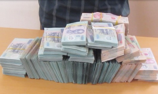 Hơn 2 tỷ đồng tiền Việt Nam thu giữ được trong hành lý của Chò.