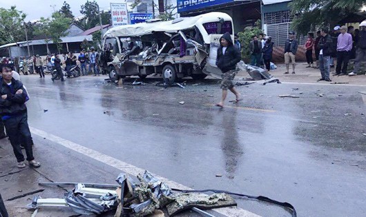 Vụ tai nạn giữa xe tải và xe khách khiến 3 người tử vong tại chỗ
