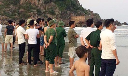 Hiện trường hai nam sinh chụp ảnh kỷ yếu tại biển Cửa Lò dẫn đến bị sóng cuốn mất tích.