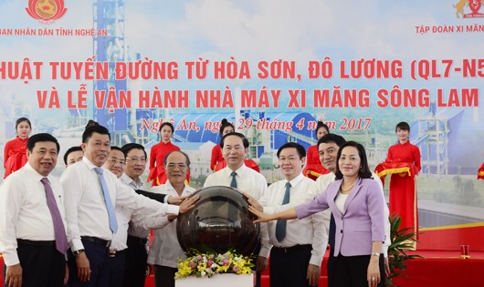 Chủ tịch nước Trần Đại Quang cùng các đại biểu nhấn nút vận hành nhà máy xi măng Sông Lam