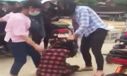 Hình ảnh hai nữ sinh lớp 10 Trường THPT Tân Kỳ đánh một bạn nữ.