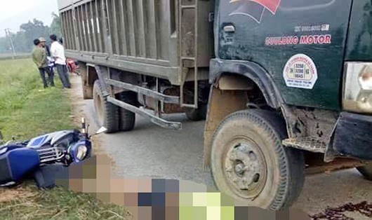 Hiện trường chiếc xe tải cán ngang tài xế xe máy tử vong tại chỗ