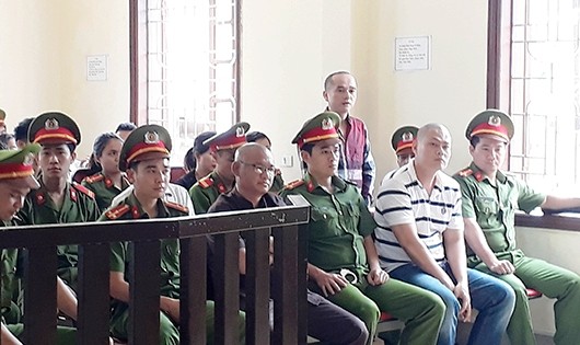 Các bị cáo trong phiên tòa xét xử vụ buôn bán 294 bánh heroin xuyên Việt.