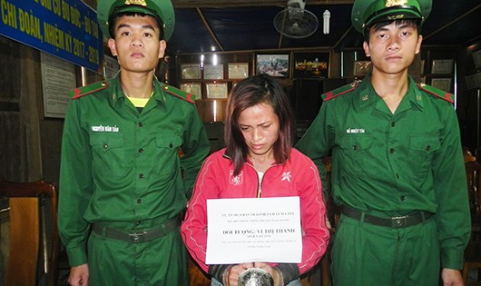 Vi Thị Thanh mua gần 1kg thuốc phiện đối tượng người Lào về bán kiếm lời thì bị bắt. 