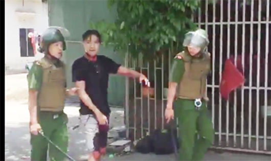 Cảnh sát khống chế đưa người đàn ông đi cấp cứu (ảnh cắt từ video)