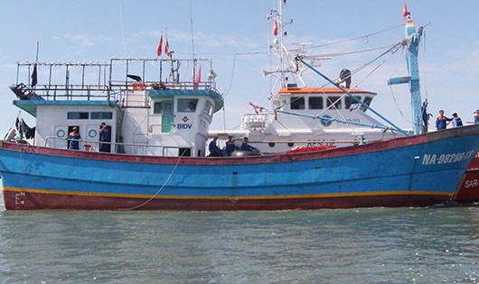 Tàu cá  NA 98286 gặp nạn được lai dắt vào bờ an toàn.