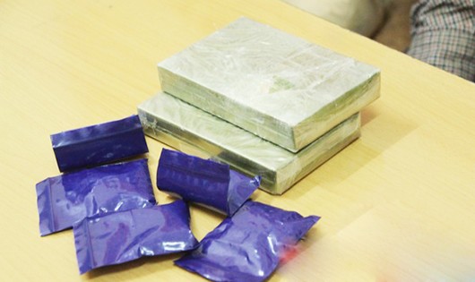 Hai bánh heroin và 1000 viên ma túy tổng hợp mua từ Lào về bị bắt (ảnh Báo CANA)