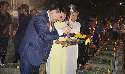 Phó thủ tướng Vương Đình Huệ thắp hương viếng hương hồn các anh liệt sĩ tại nghĩa trang Quốc tế Việt - Lào 