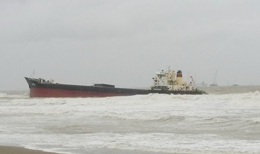 Tàu hàng bị sóng đứt neo đang dạt tại khu vực bãi tắm biển Cửa Lò