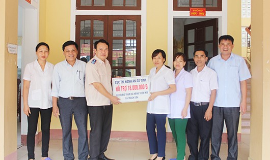 Đại diện Cục THADS Hà Tĩnh trao tặng 18 triệu đồng cho trạm y tế xã Thạch Sơn mua sắm trang thiết bị, phấn đấu đạt tiêu chí Trạm y tế. 